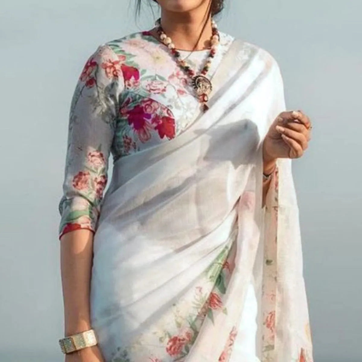 DESIGNER WHITE COLOR FLOWER PRINTED SAREE.