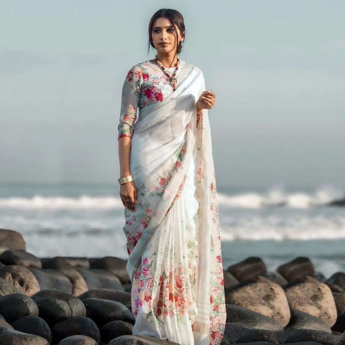 DESIGNER WHITE COLOR FLOWER PRINTED SAREE.
